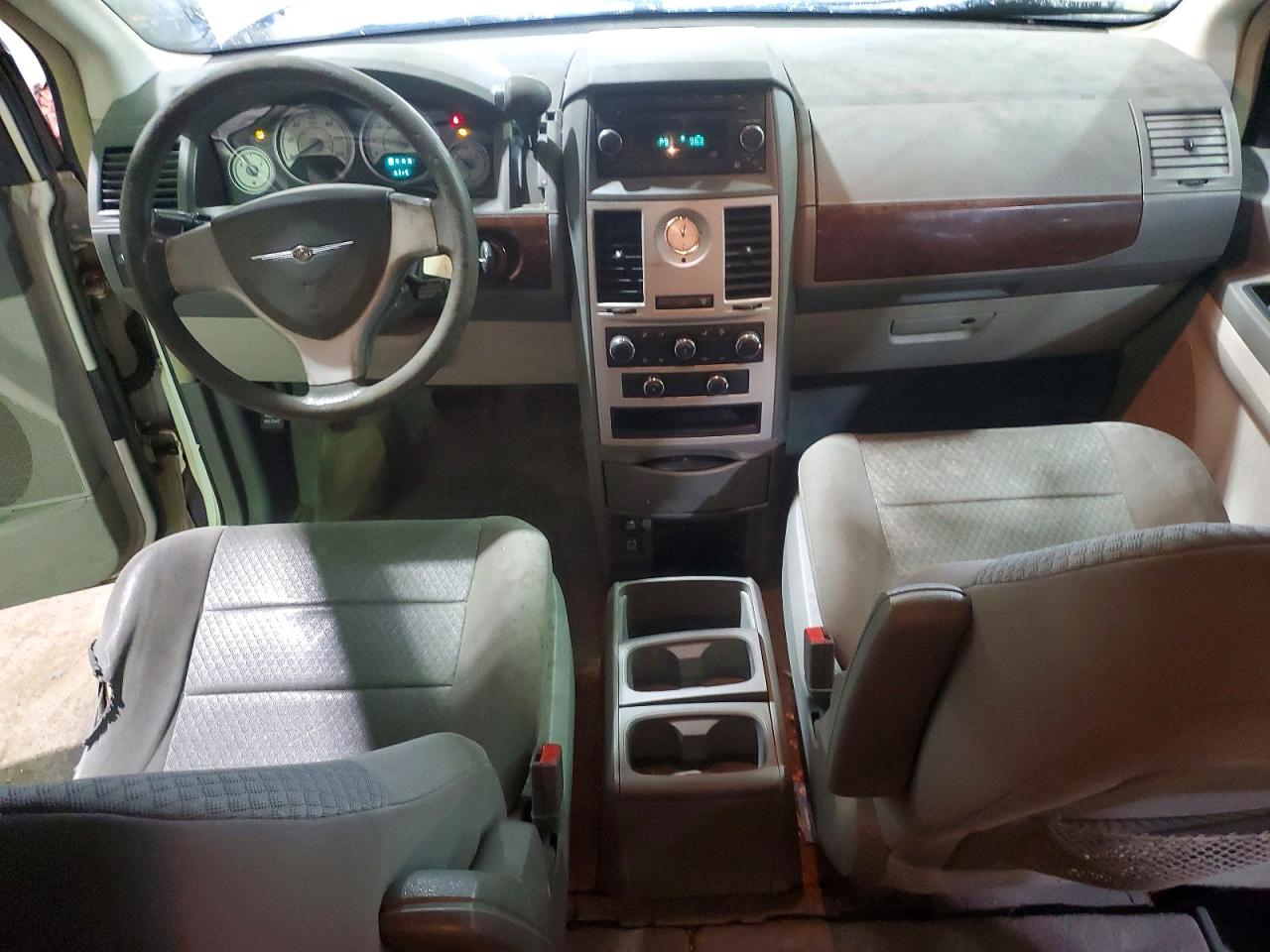 2010 CHRYSLER TOWN & COUNTRY LX photo 8
