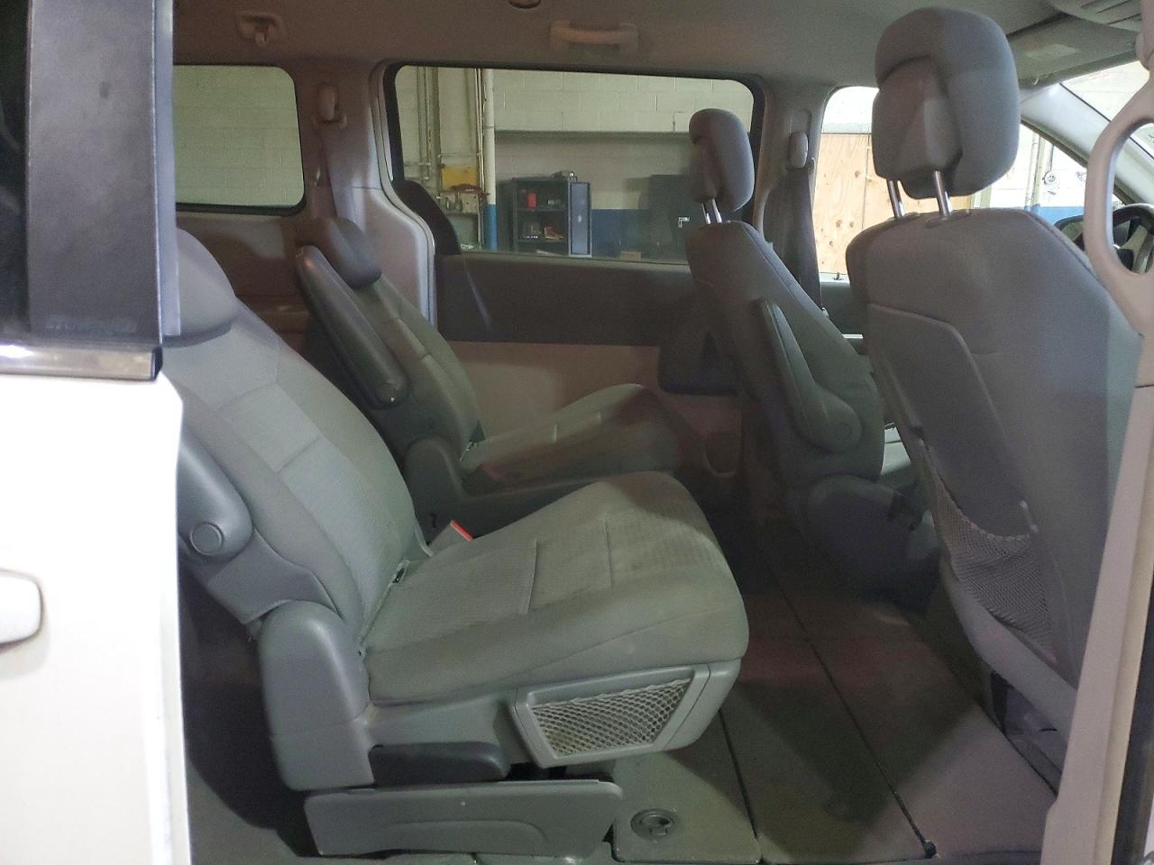 2010 CHRYSLER TOWN & COUNTRY LX photo 11