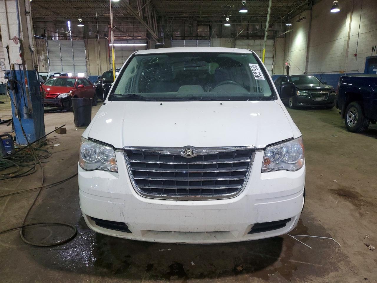 2010 CHRYSLER TOWN & COUNTRY LX photo 5