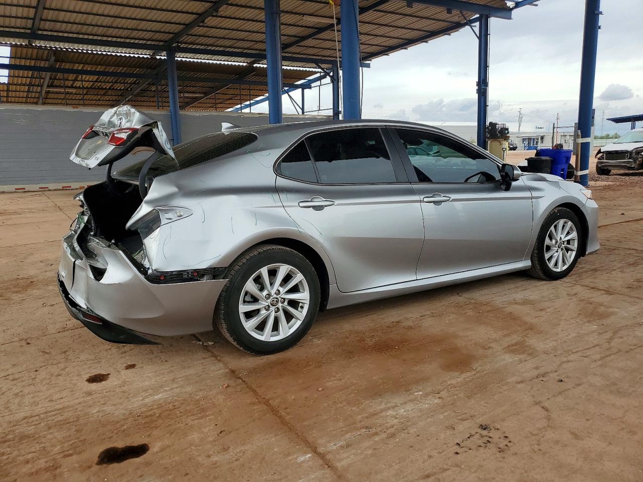 2022 TOYOTA CAMRY LE photo 3