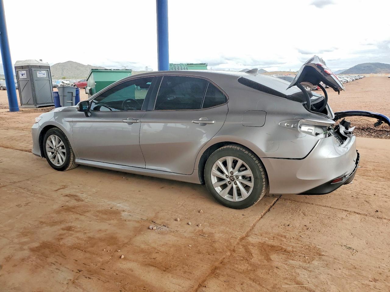2022 TOYOTA CAMRY LE photo 2