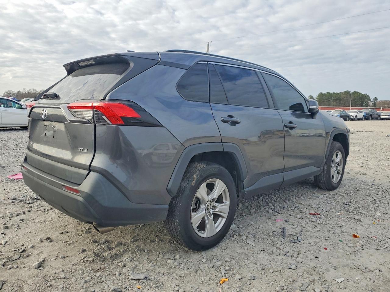 2021 TOYOTA RAV4 XLE photo 3