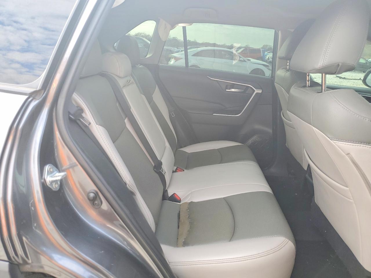 2021 TOYOTA RAV4 XLE photo 11