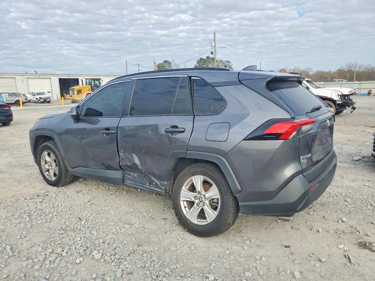 2021 TOYOTA RAV4 XLE photo 2