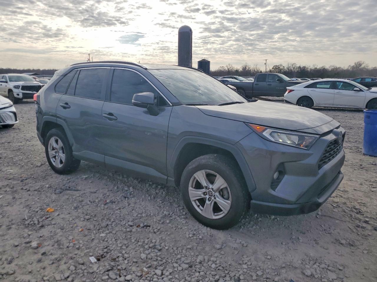 2021 TOYOTA RAV4 XLE photo 4
