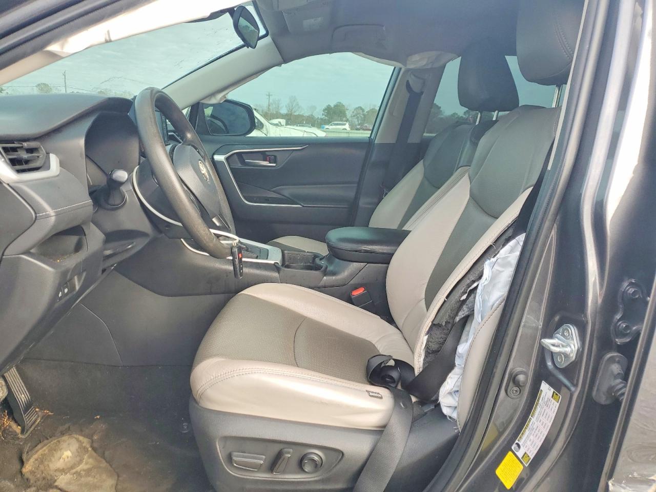 2021 TOYOTA RAV4 XLE photo 7