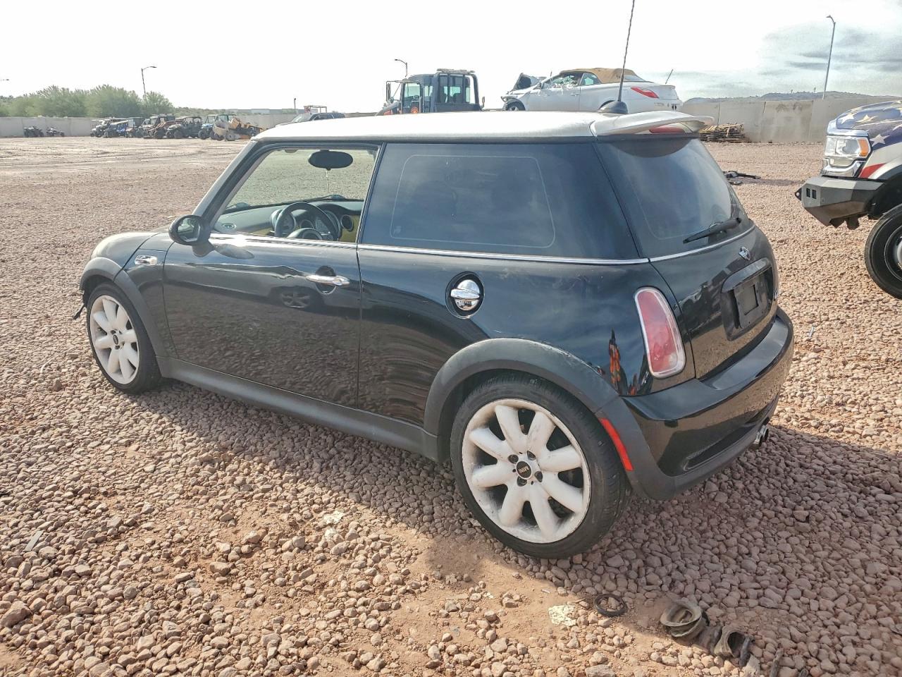 2005 MINI COOPER S photo 2
