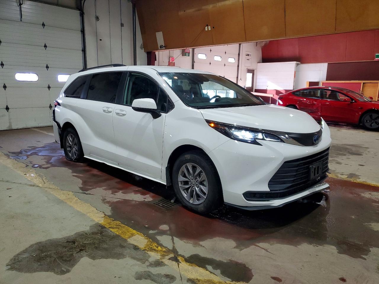 2022 TOYOTA SIENNA LE photo 4