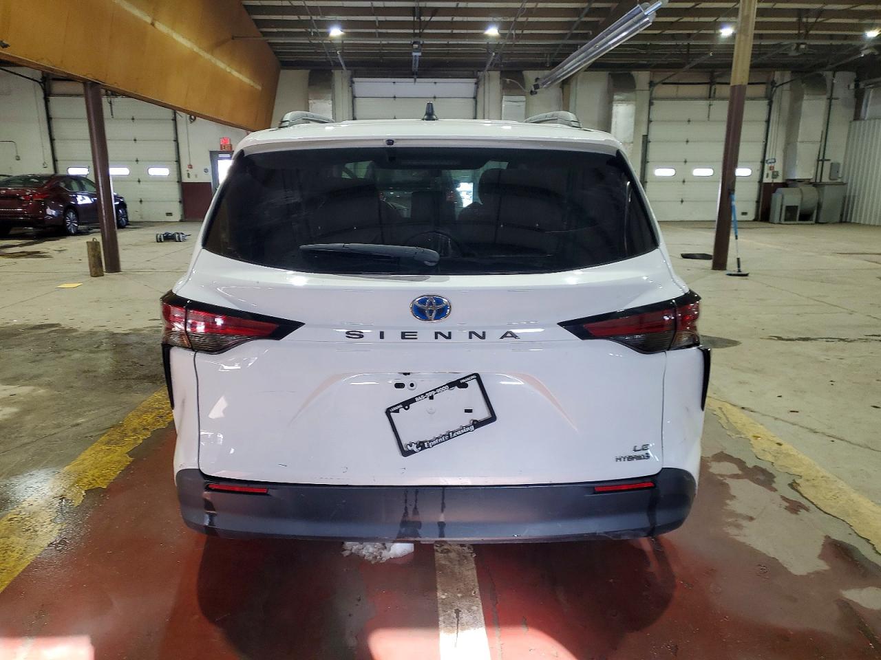 2022 TOYOTA SIENNA LE photo 6
