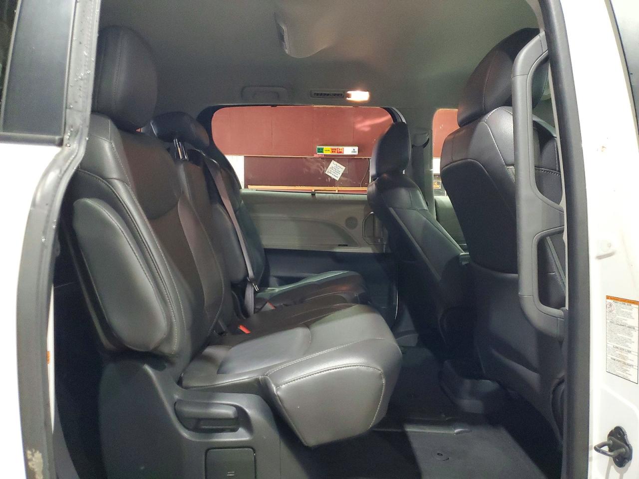 2022 TOYOTA SIENNA LE photo 11