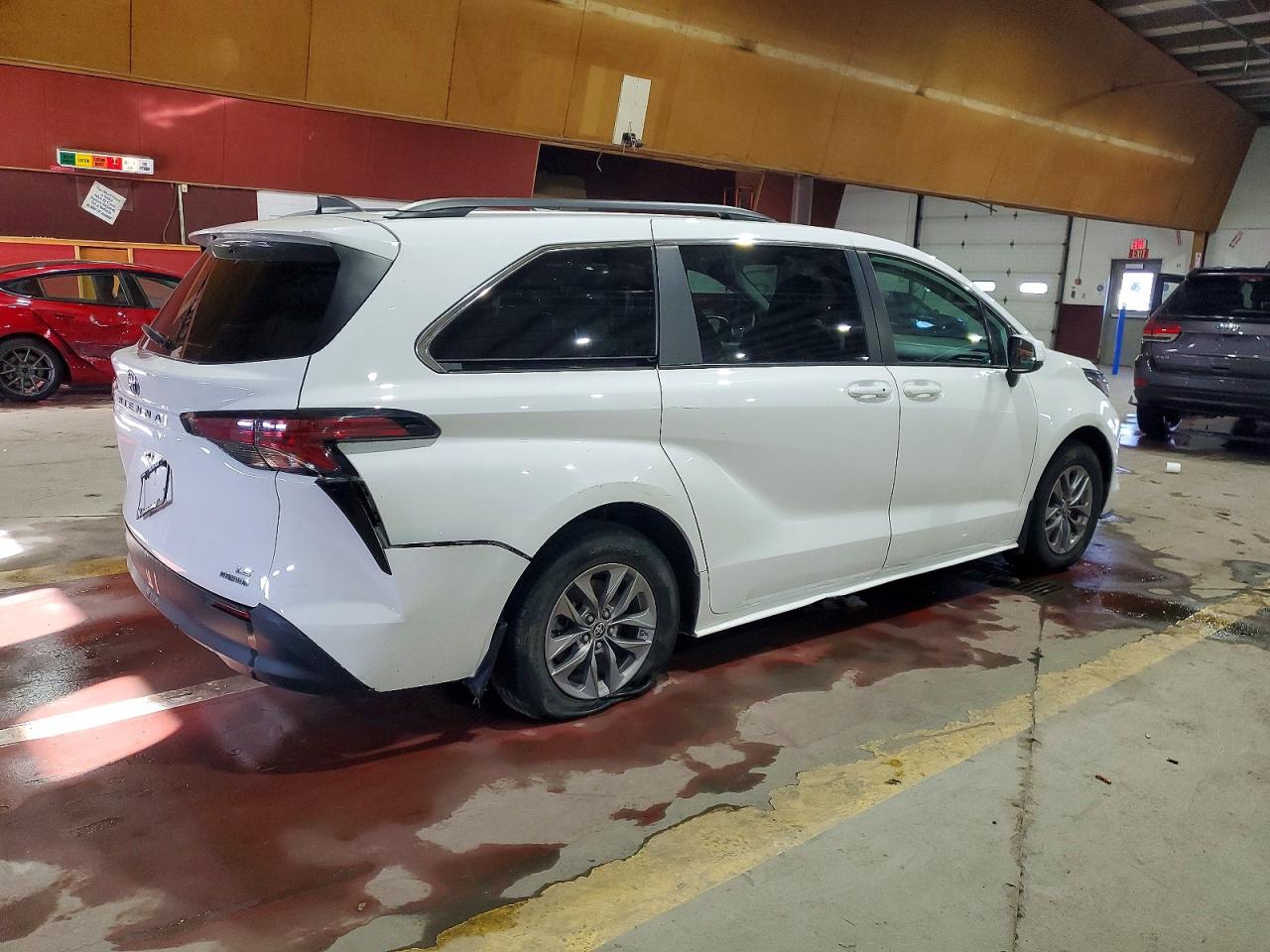 2022 TOYOTA SIENNA LE photo 3