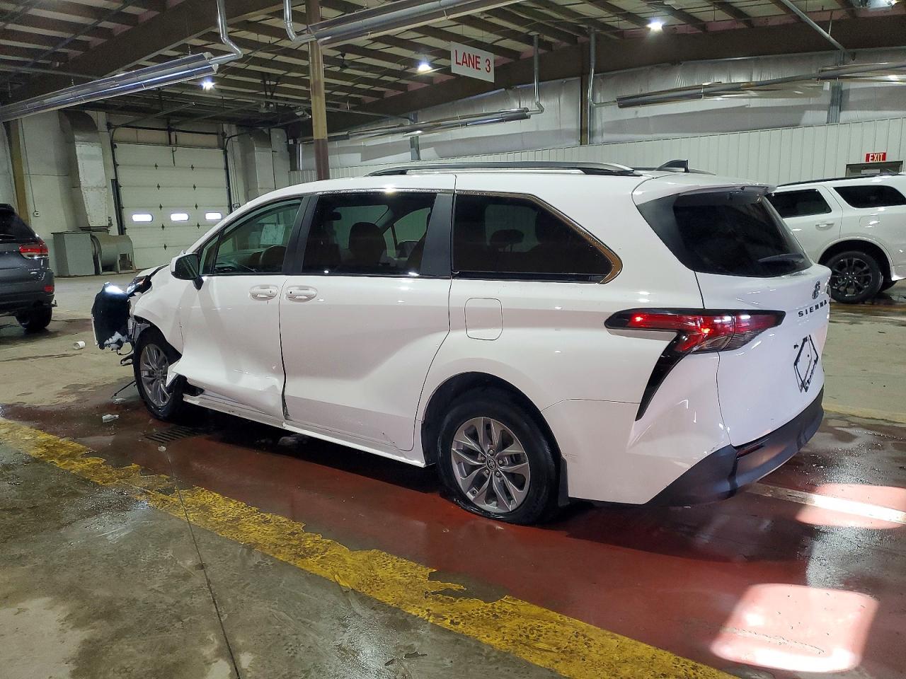 2022 TOYOTA SIENNA LE photo 2