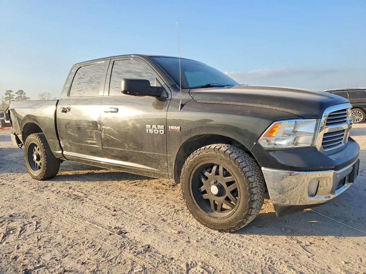 2015 RAM 1500 SLT photo 4