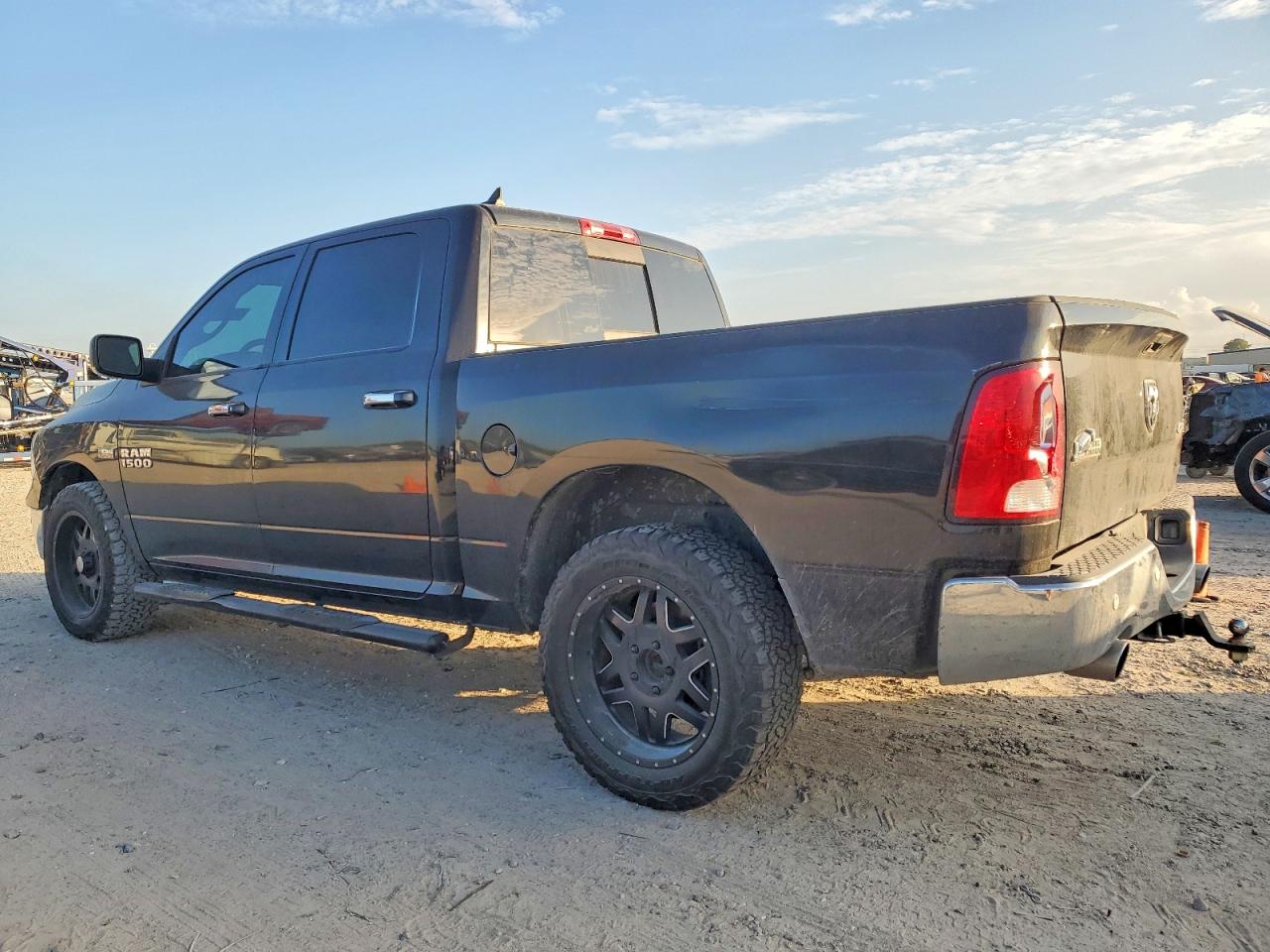 2015 RAM 1500 SLT photo 2