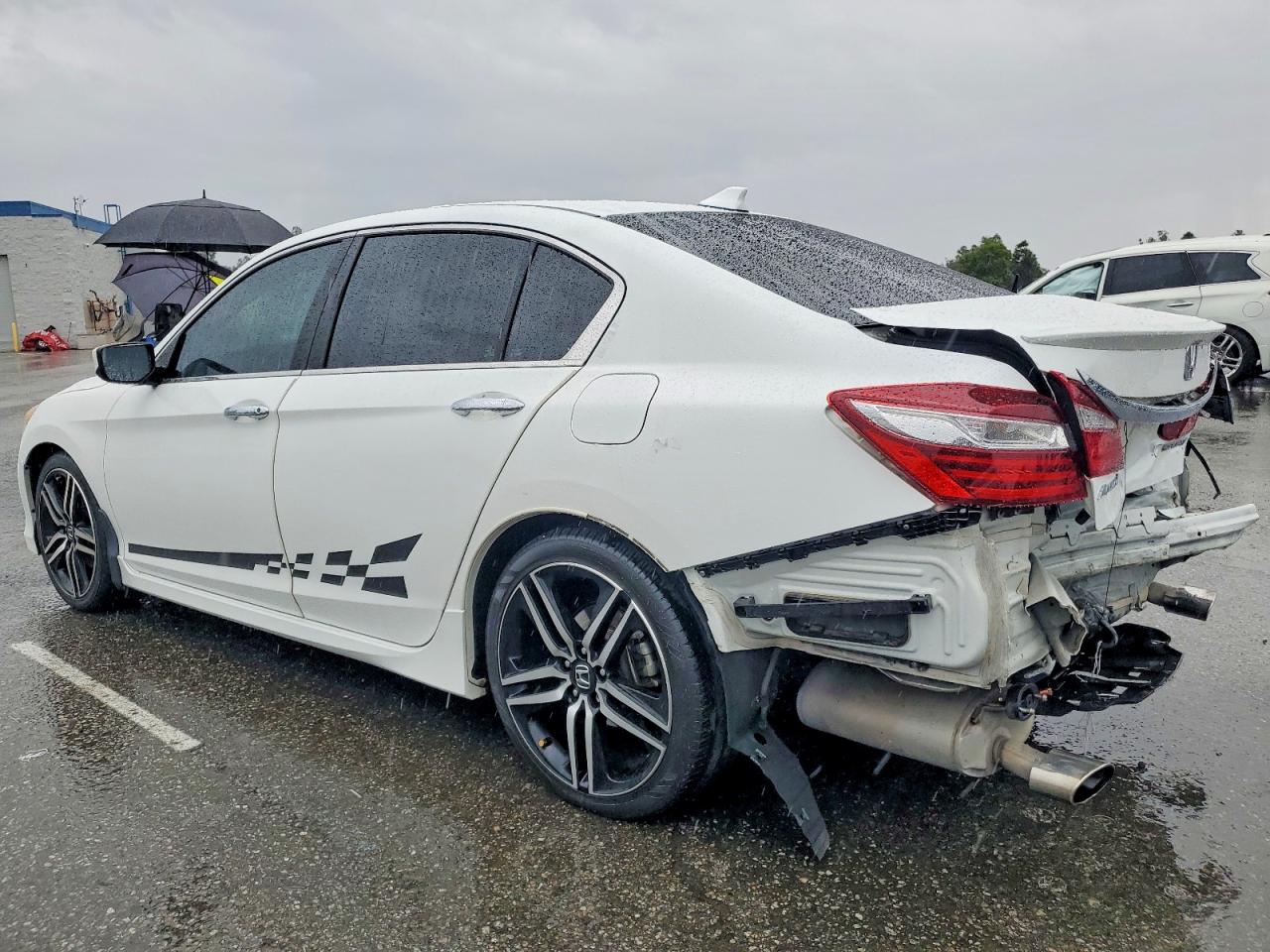 2017 HONDA ACCORD photo 2