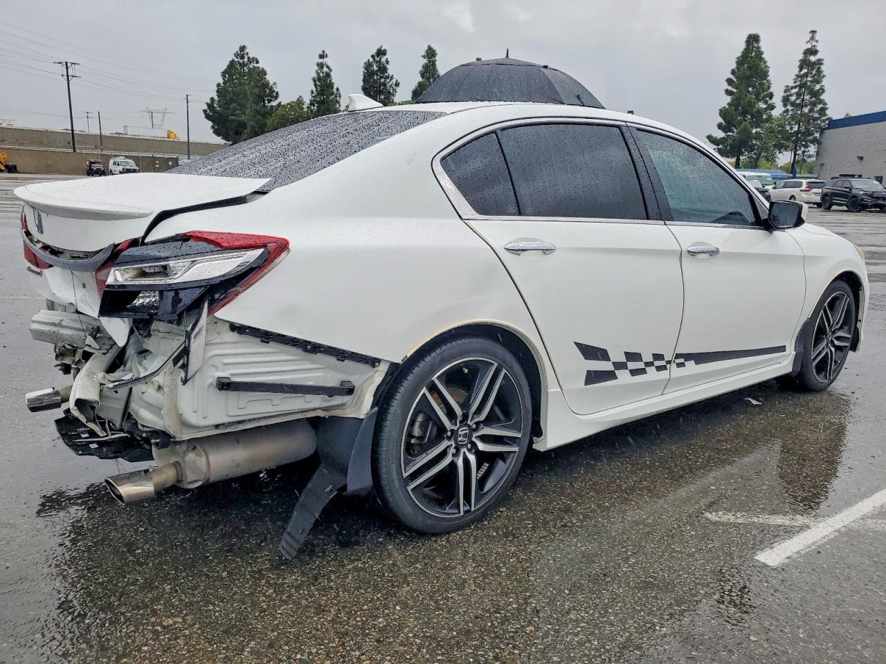 2017 HONDA ACCORD photo 3