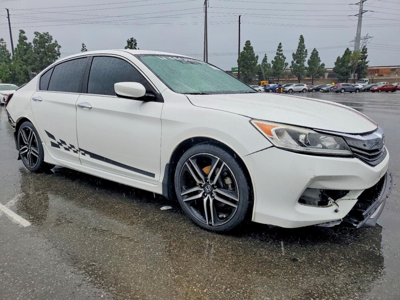 2017 HONDA ACCORD photo 4