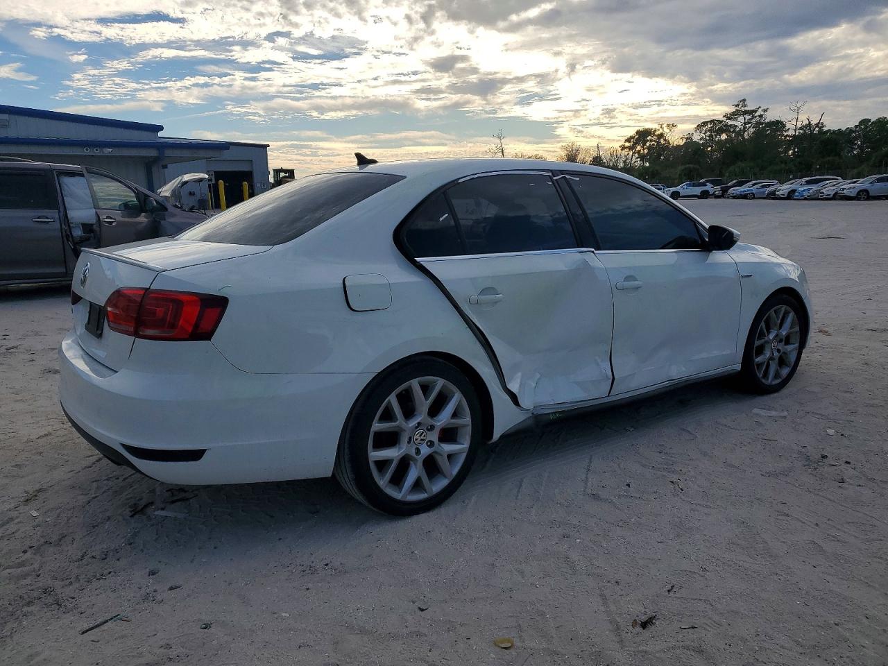 2014 VOLKSWAGEN JETTA GLI photo 3