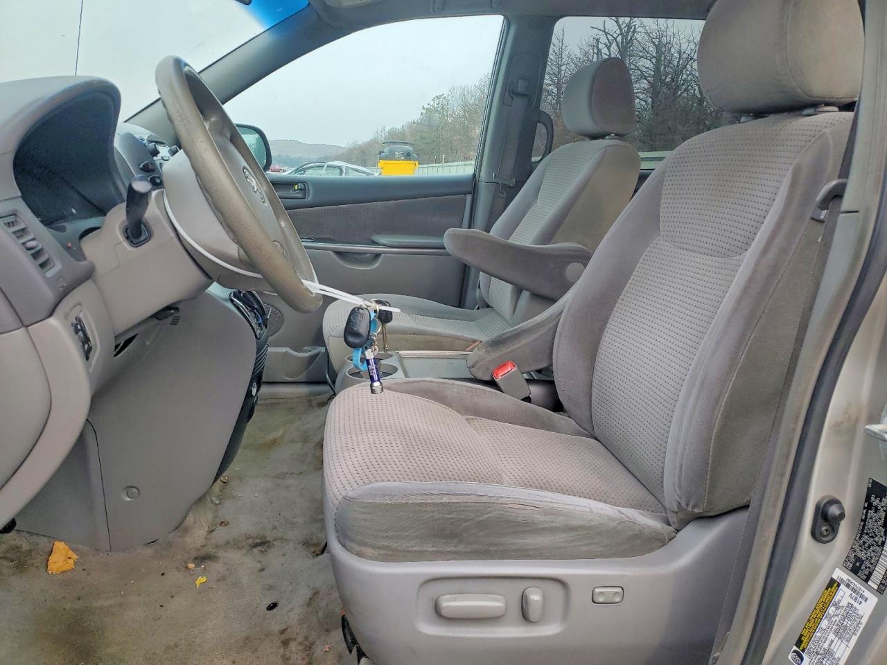 2006 TOYOTA SIENNA CE photo 7