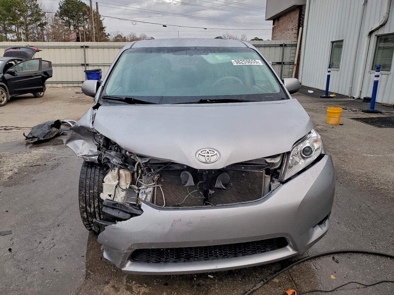 2013 TOYOTA SIENNA LE photo 5