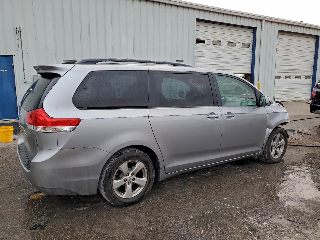 2013 TOYOTA SIENNA LE photo 3