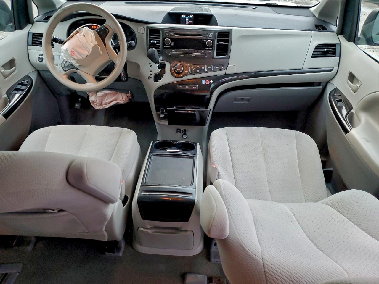 2013 TOYOTA SIENNA LE photo 8