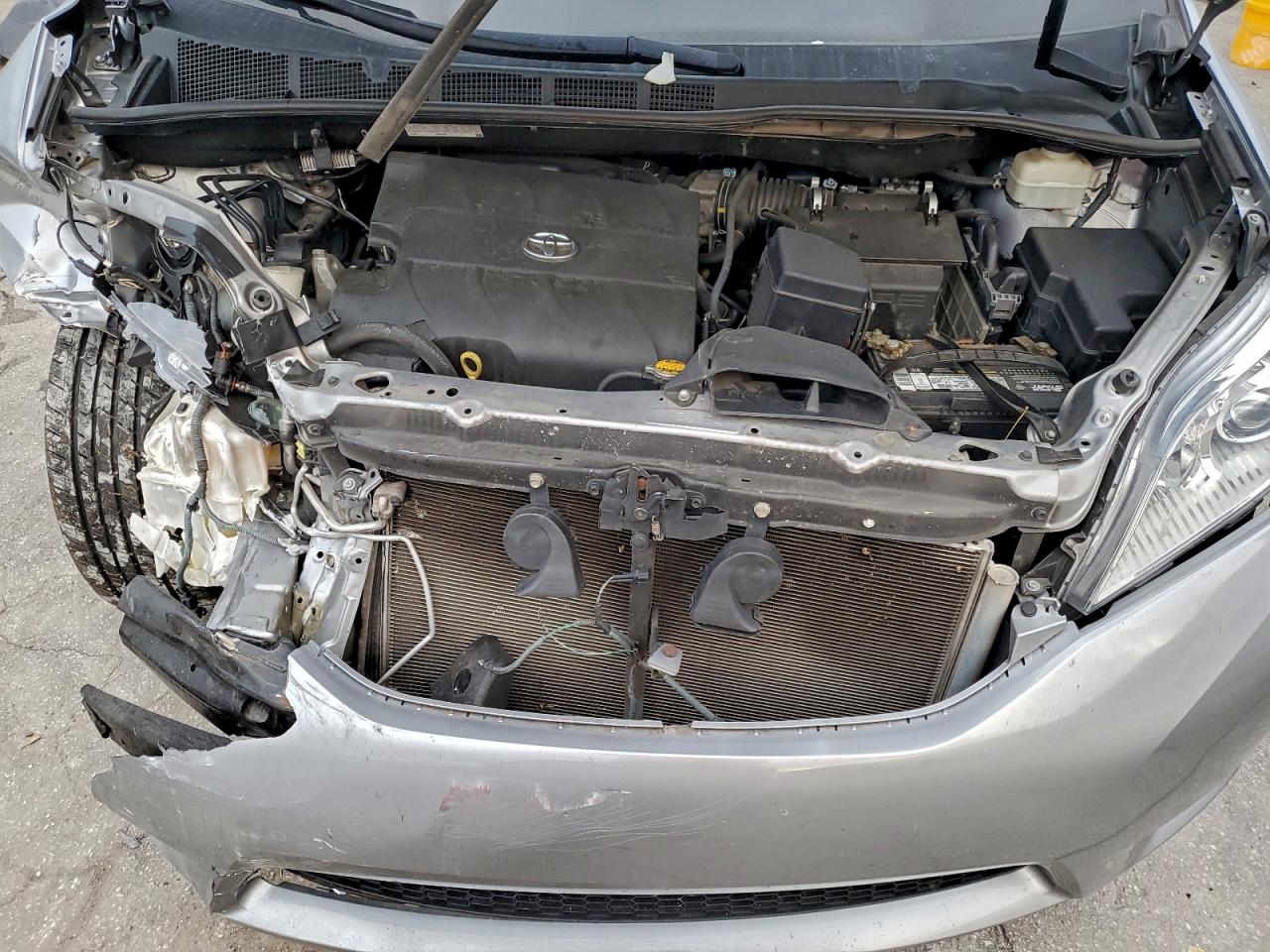 2013 TOYOTA SIENNA LE photo 12