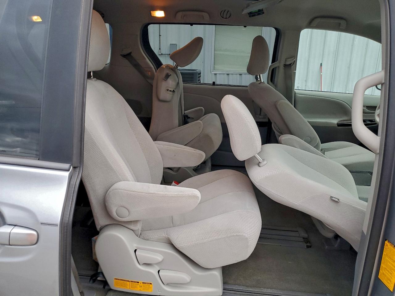 2013 TOYOTA SIENNA LE photo 11