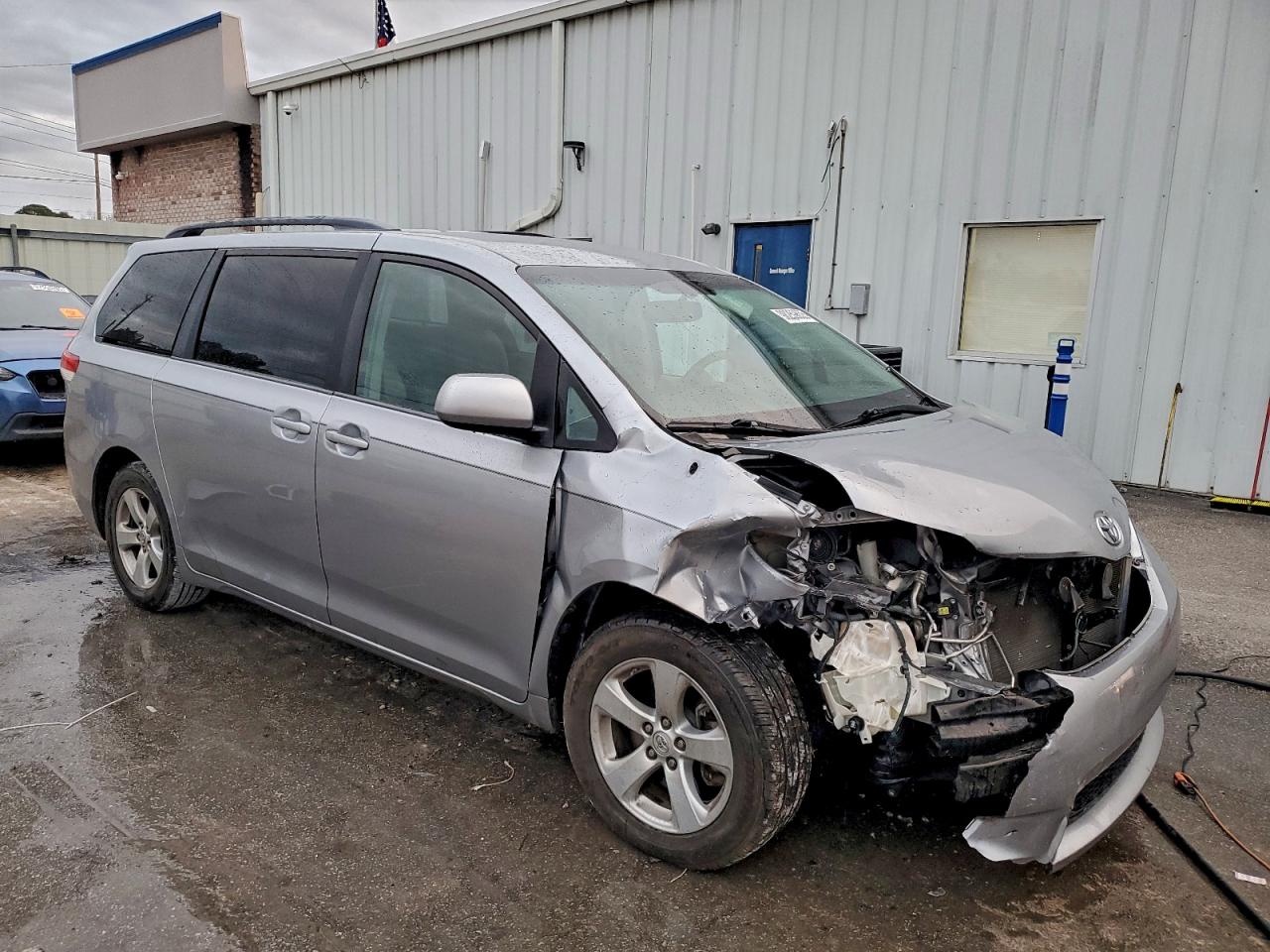 2013 TOYOTA SIENNA LE photo 4