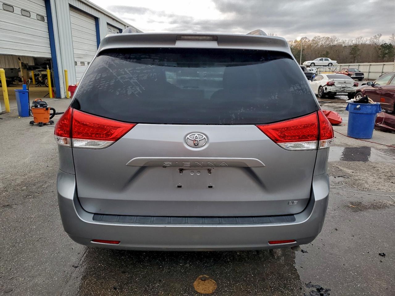 2013 TOYOTA SIENNA LE photo 6