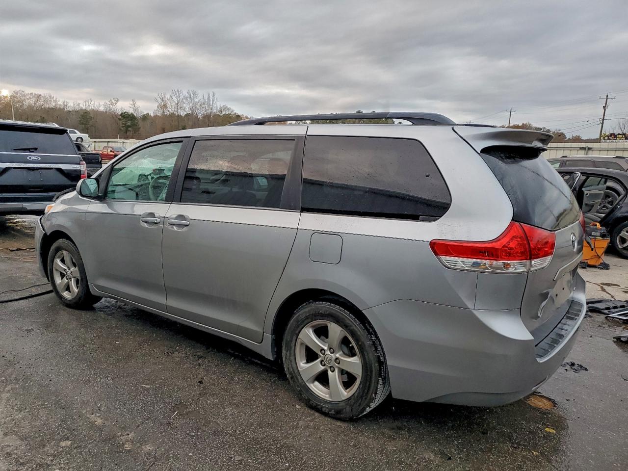 2013 TOYOTA SIENNA LE photo 2