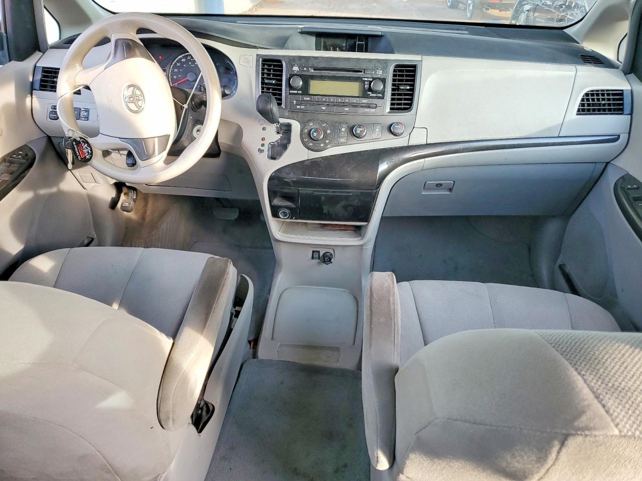2013 TOYOTA SIENNA photo 8