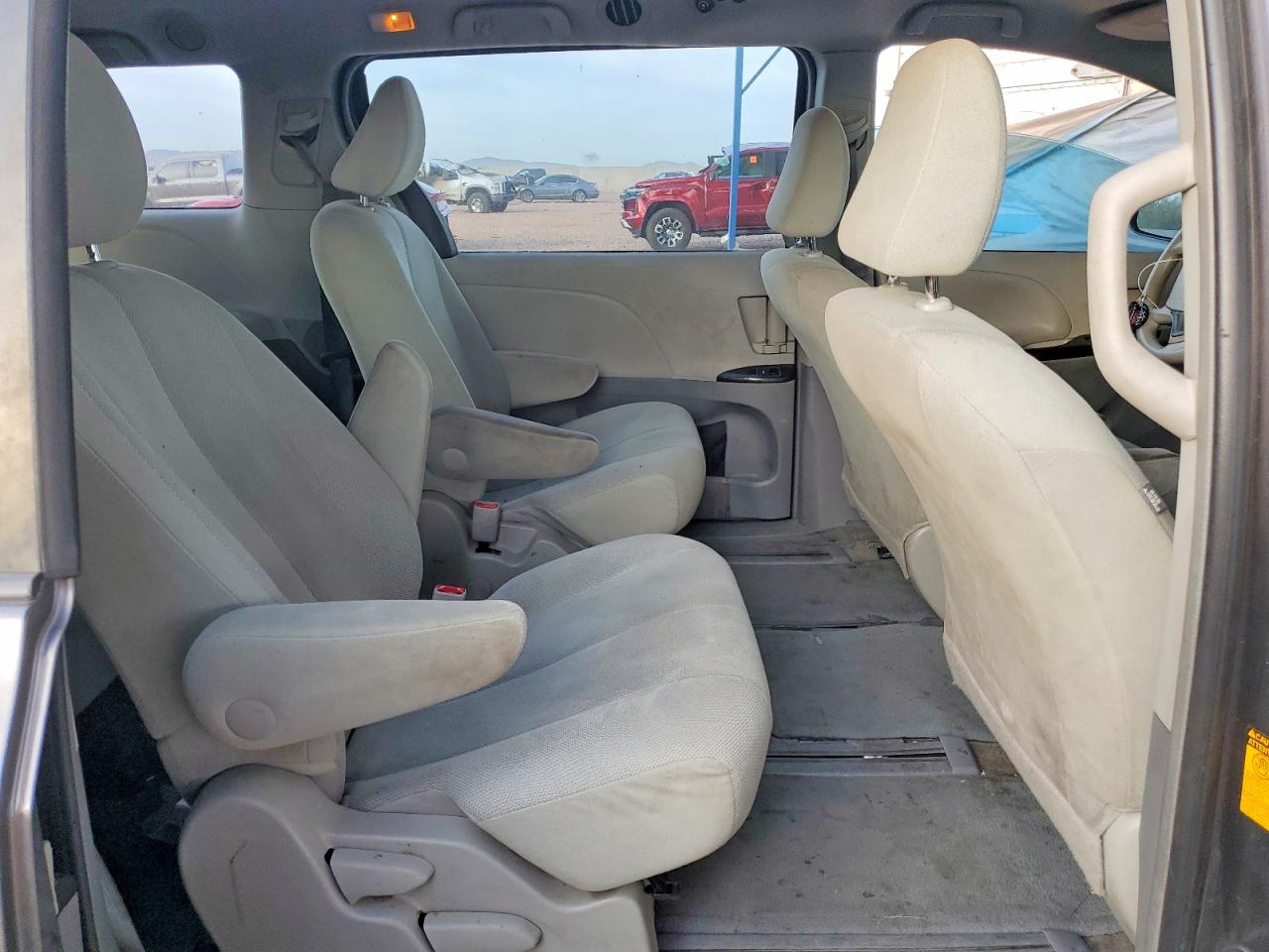 2013 TOYOTA SIENNA photo 10