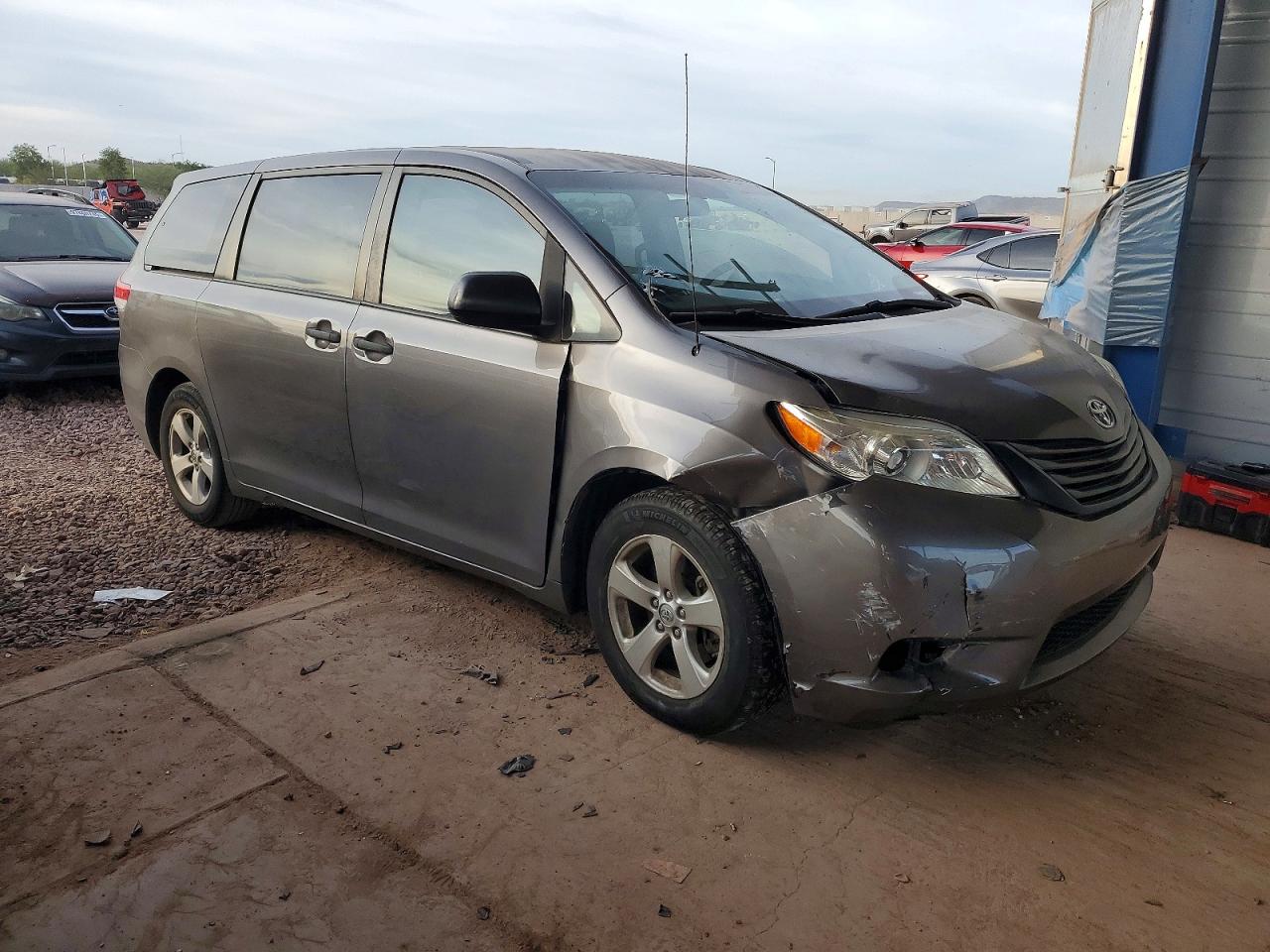 2013 TOYOTA SIENNA photo 4