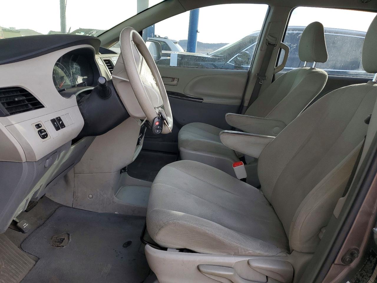 2013 TOYOTA SIENNA photo 7