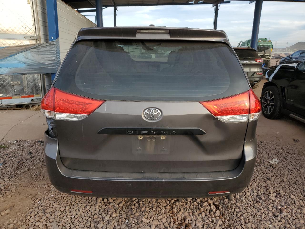 2013 TOYOTA SIENNA photo 6