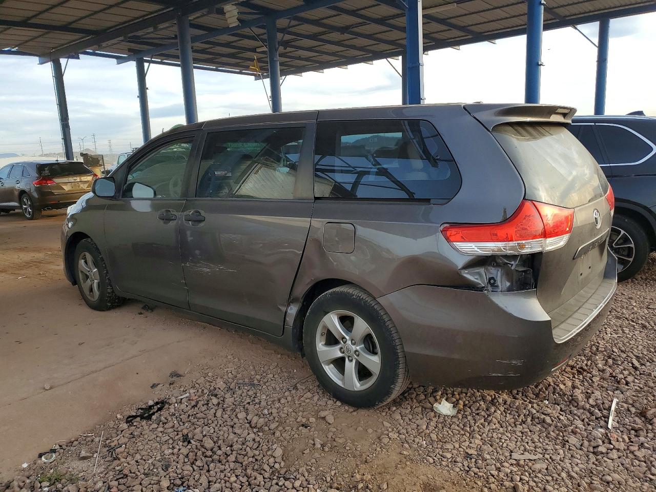 2013 TOYOTA SIENNA photo 2