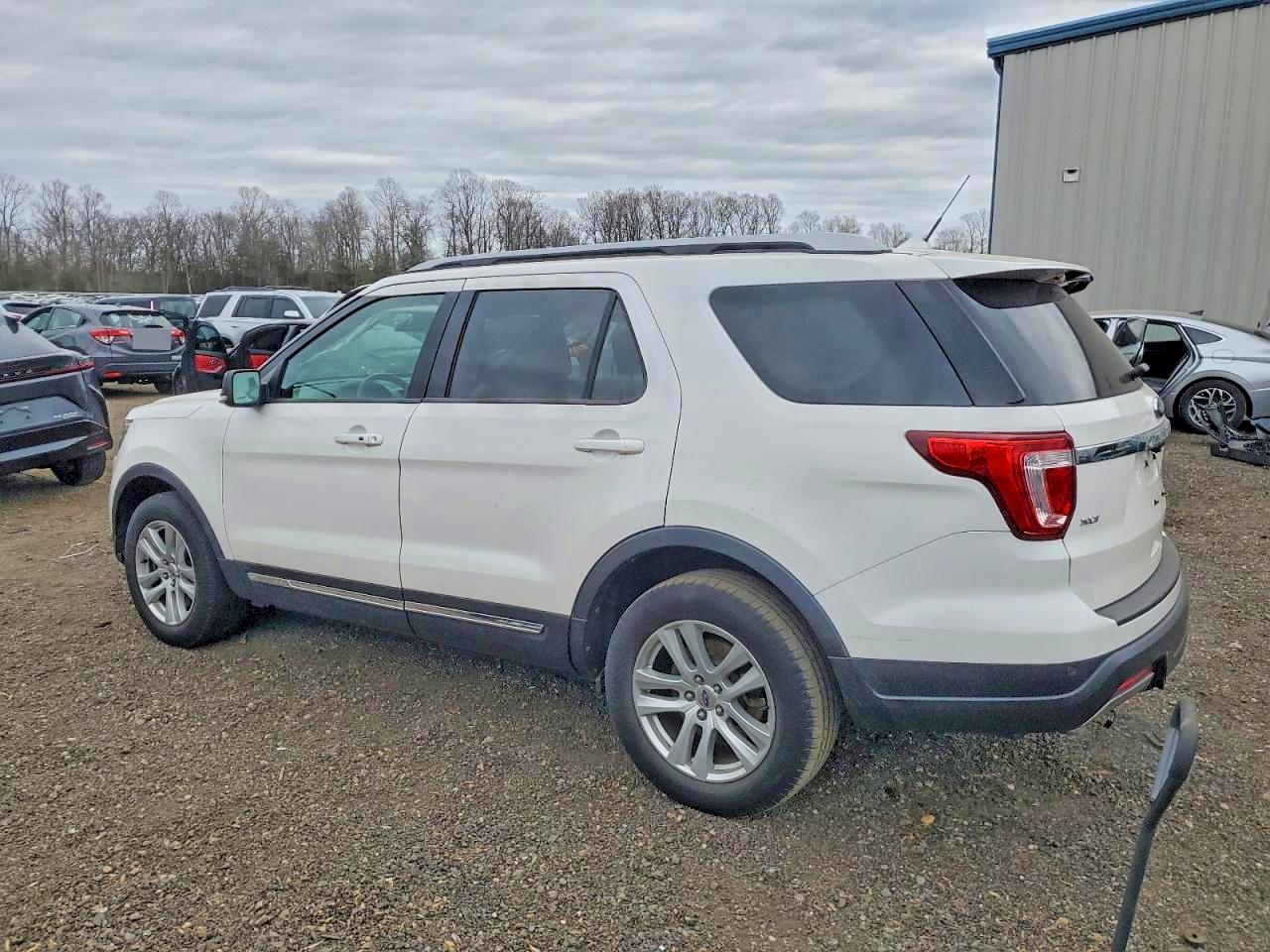 2019 FORD EXPLORER XLT photo 3