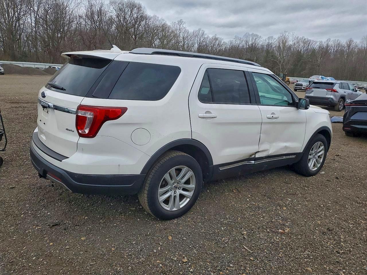2019 FORD EXPLORER XLT photo 5