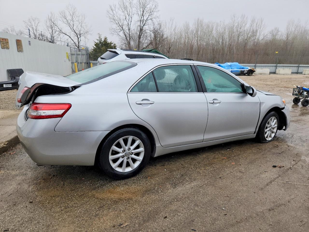 2011 TOYOTA CAMRY BASE photo 3