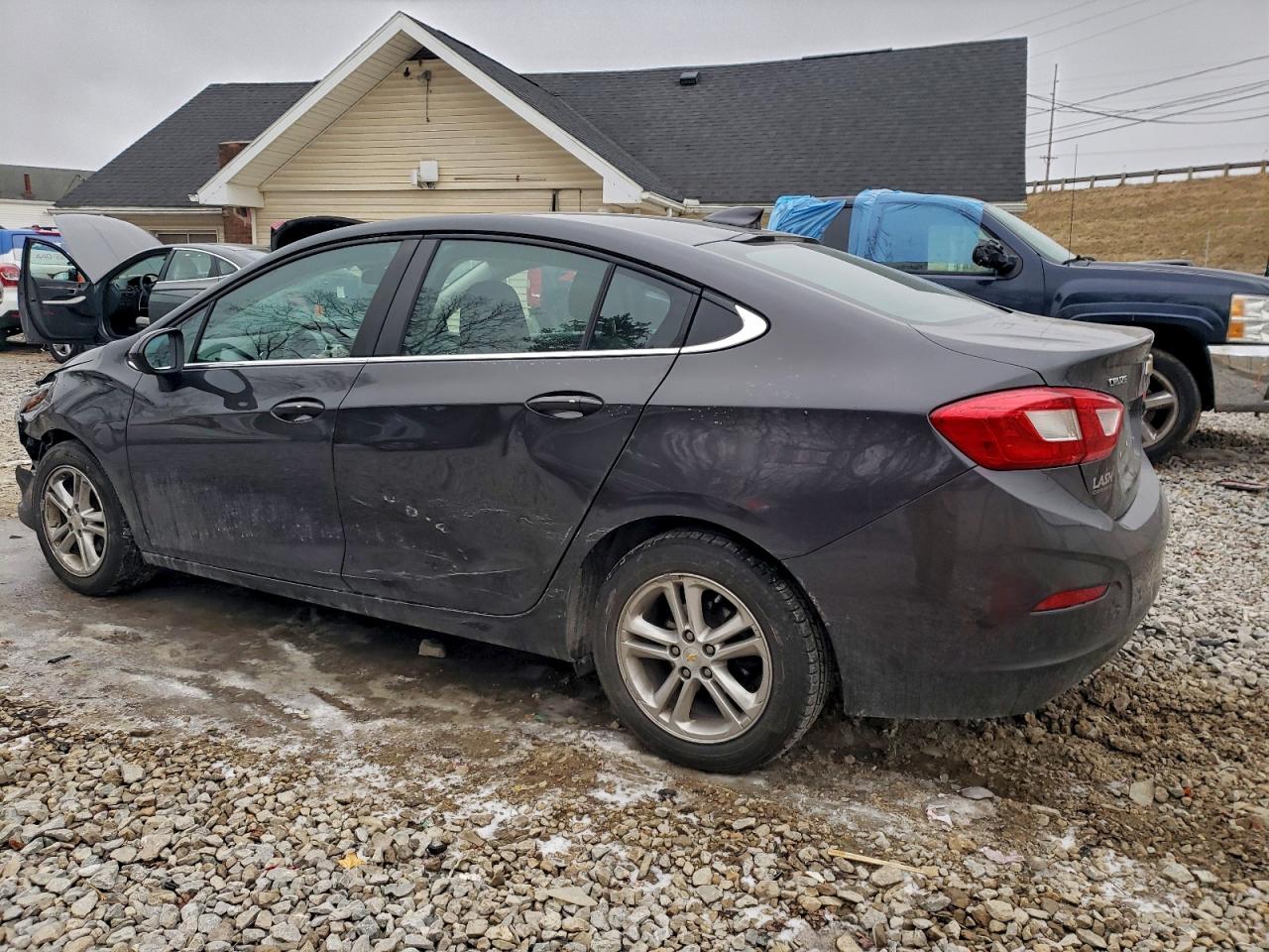 2017 CHEVROLET CRUZE photo 2