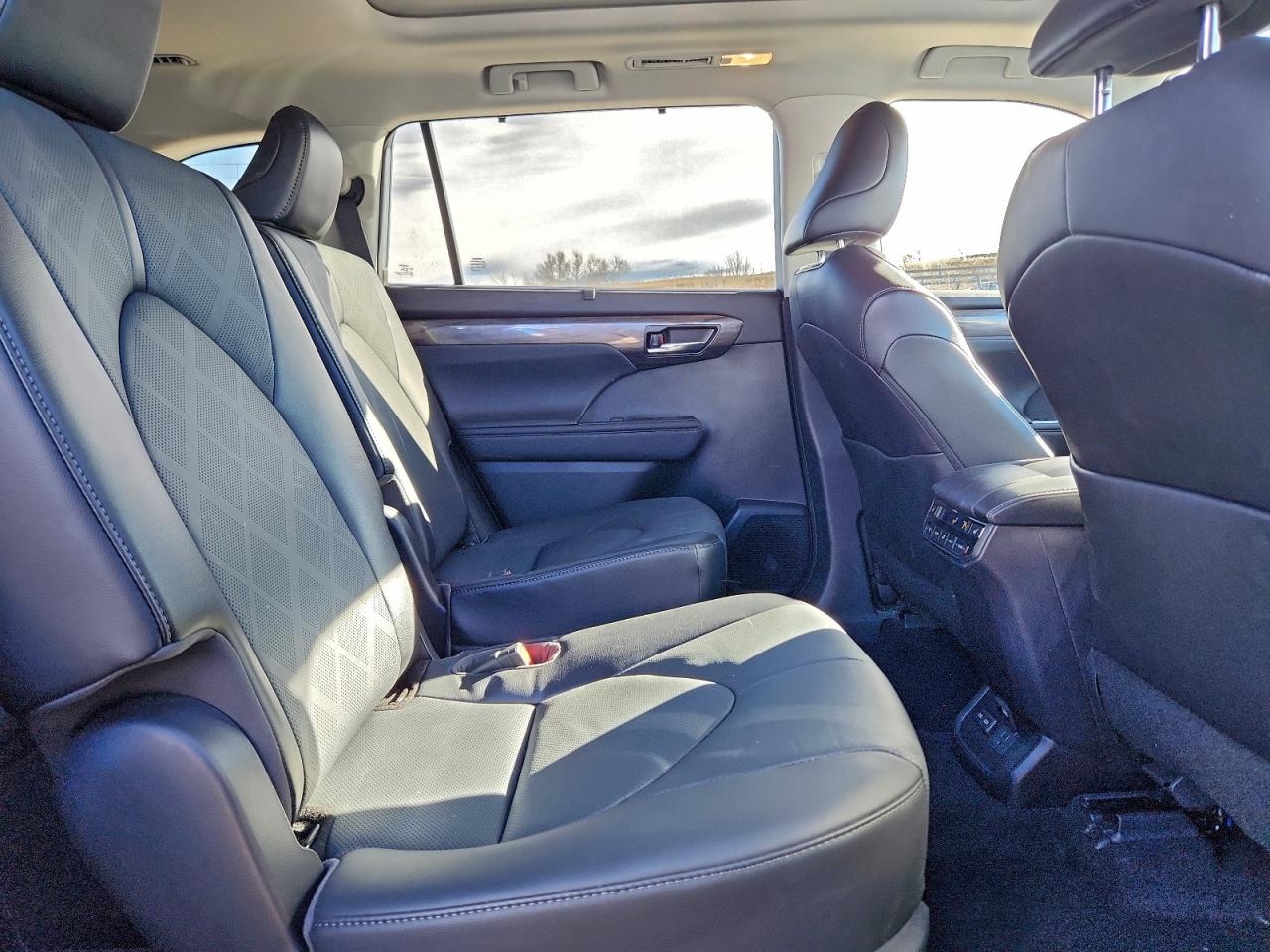 2022 TOYOTA HIGHLANDER PLATINUM photo 11