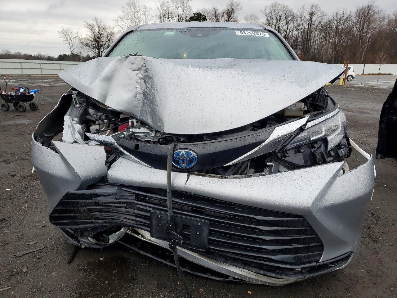 2022 TOYOTA SIENNA LE photo 5