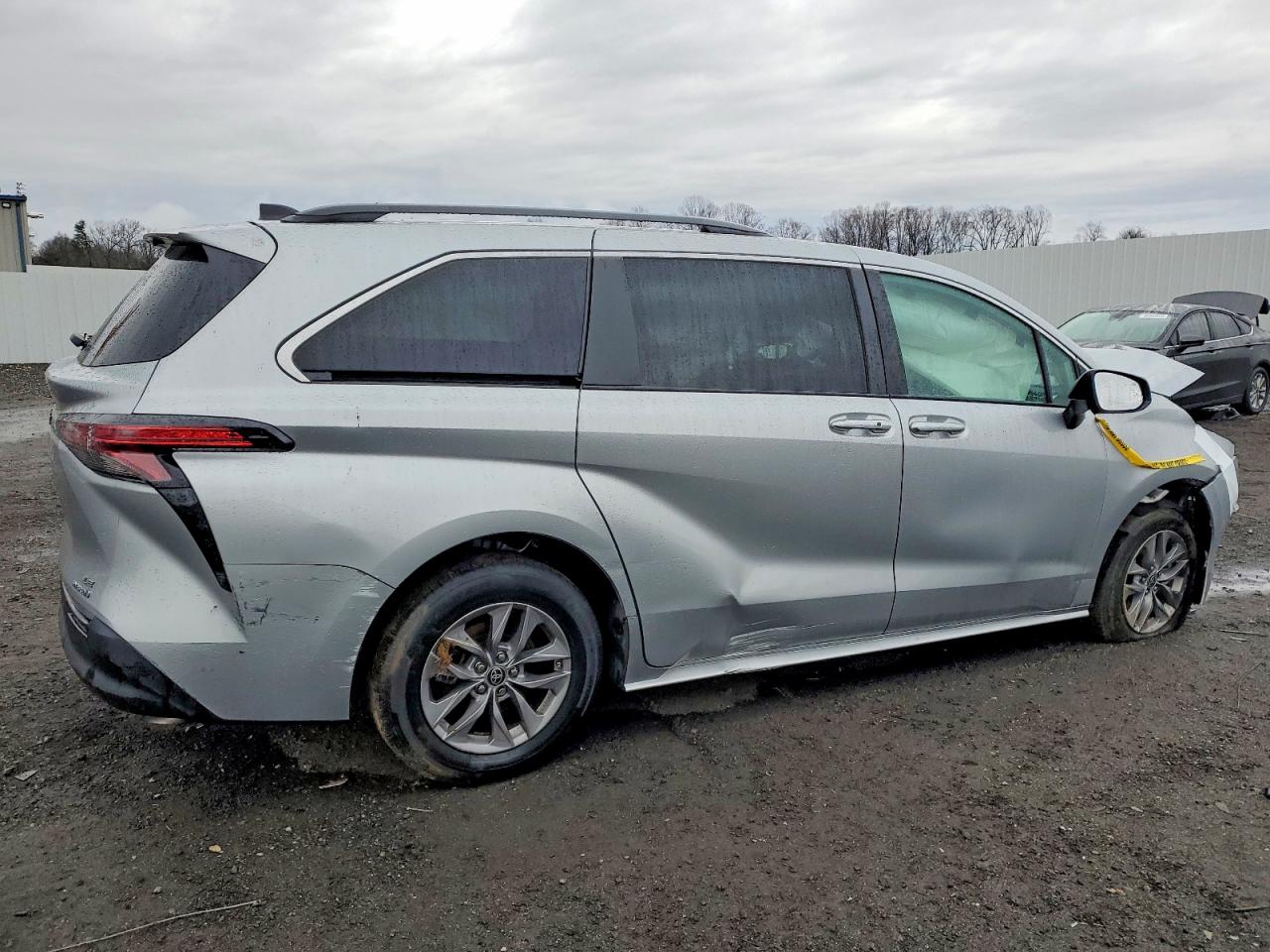 2022 TOYOTA SIENNA LE photo 3