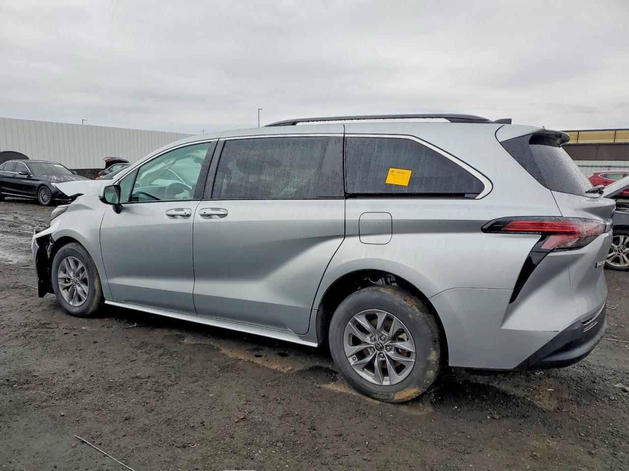 2022 TOYOTA SIENNA LE photo 2
