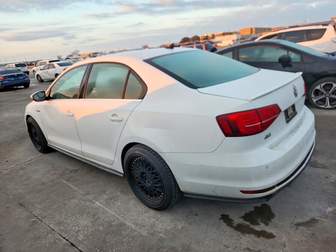 2017 VOLKSWAGEN JETTA GLI photo 2
