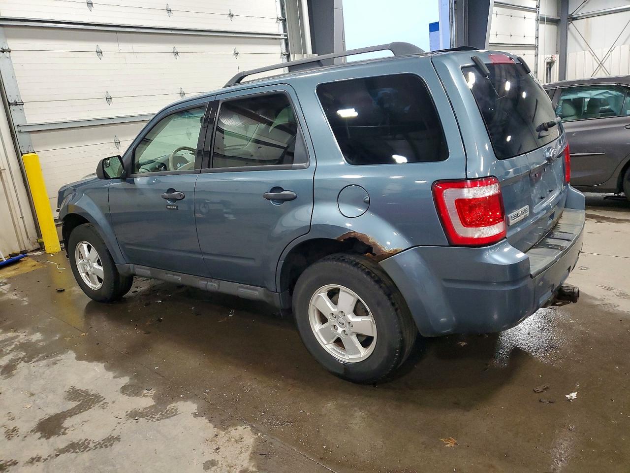 2011 FORD ESCAPE XLT photo 2