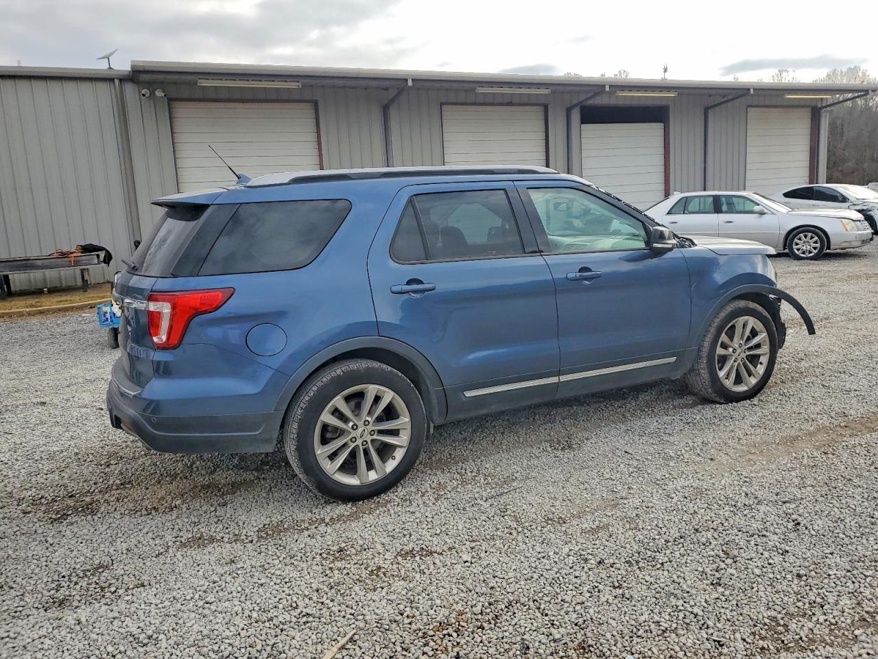 2018 FORD EXPLORER XLT photo 3