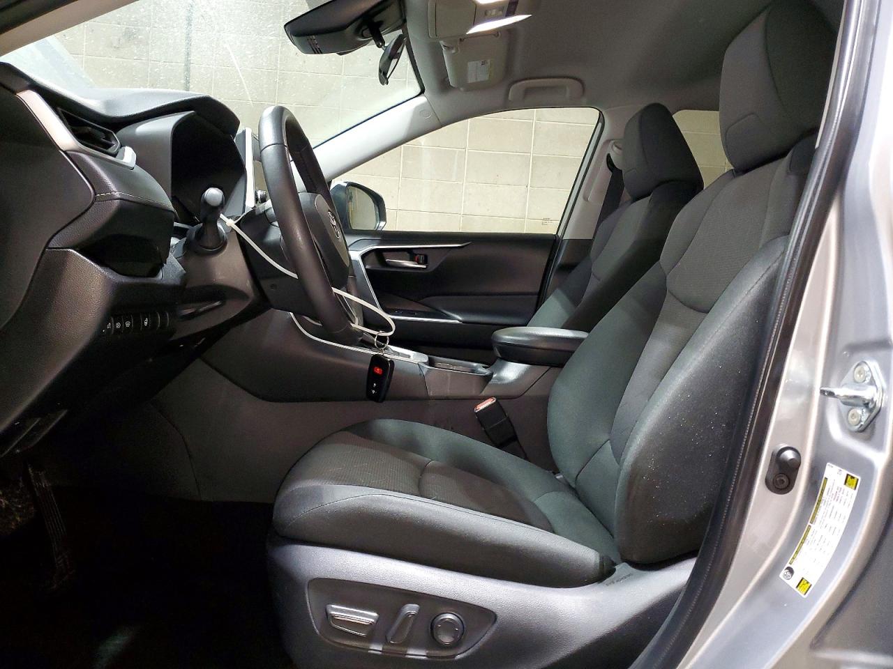 2025 TOYOTA RAV4 XLE photo 7