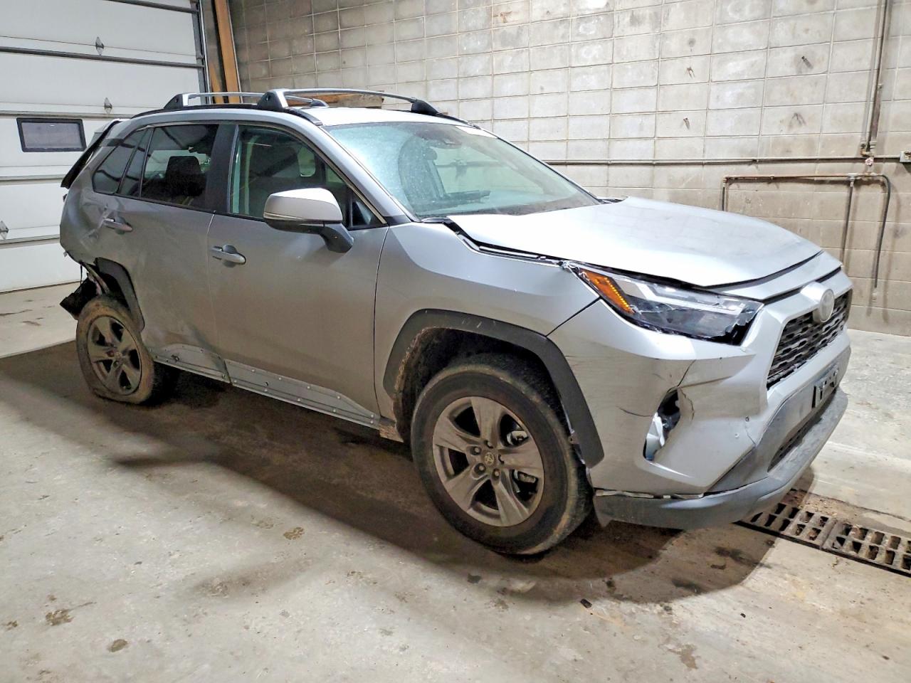 2025 TOYOTA RAV4 XLE photo 4